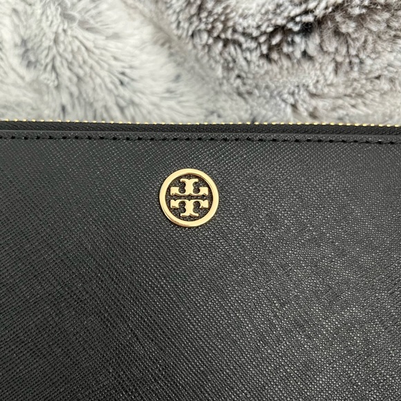 BRAND NEW Tory Burch Robinson Passport Continental Zip Wallet Wristlet - Picture 2 of 9